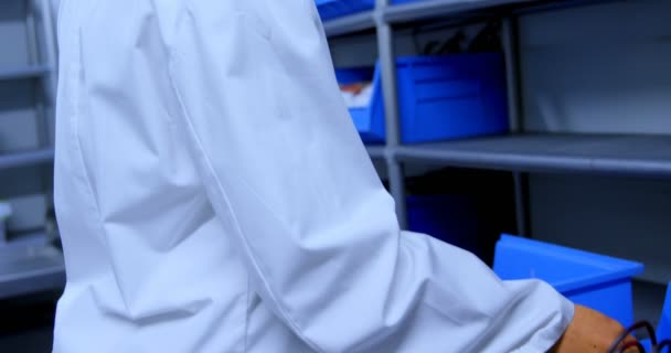 实验室技术员在血库工作的侧视图4K — 图库视频影像