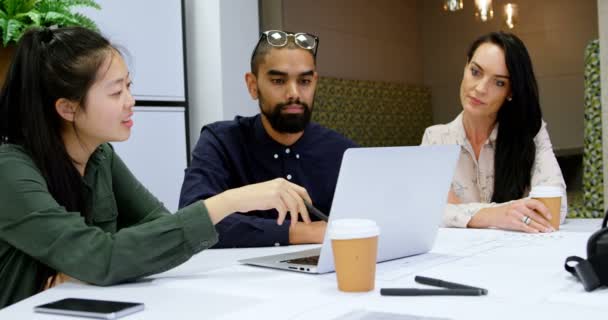 Executivos Negócios Discutindo Sobre Laptop Escritório Cafeteria — Vídeo de Stock