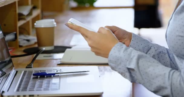 Połowie Sekcji Wykonawczej Przy Użyciu Telefonu Komórkowego Biurku Biurze — Wideo stockowe