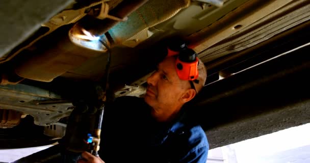 Mechanic Using Wielding Torch Car Repair Garage — Stock Video