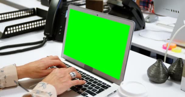 Крупним Планом Жіночий Керівник Використовує Ноутбук Офісі — стокове відео