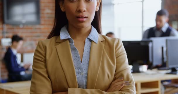 Mujer Ejecutiva Mirando Cámara Oficina — Vídeos de Stock