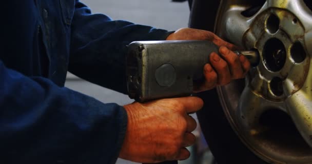 Mittelteil Des Mechanikers Mit Schraubenanziehmaschine Der Garage — Stockvideo