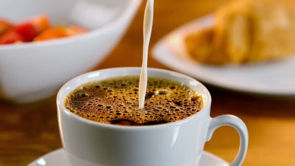 一杯のコーヒーにミルクを入れるのクローズ アップ — ストック動画