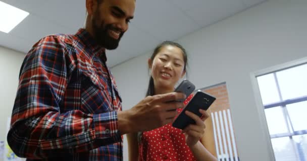 Ejecutivos Negocios Discutiendo Sobre Teléfono Móvil Oficina — Vídeos de Stock