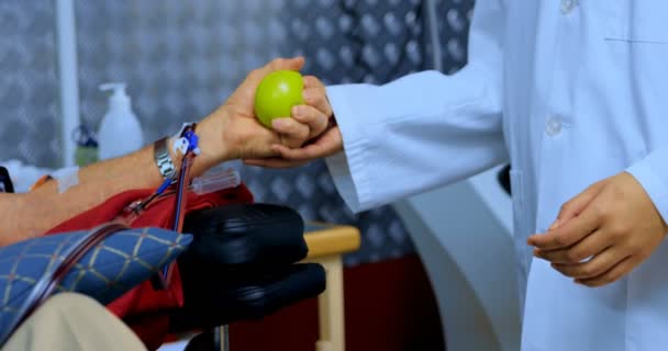 Médico Verificando Homem Sênior Doando Sangue Banco Sangue — Vídeo de Stock