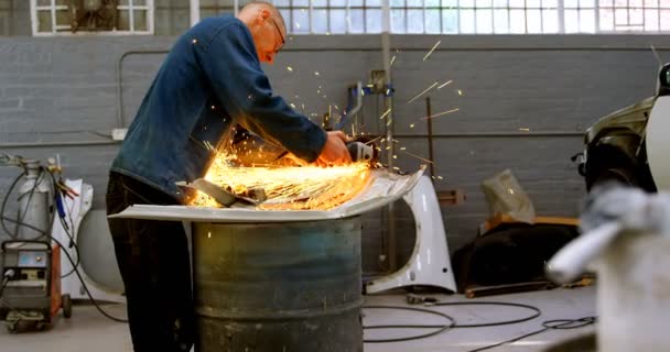 Mécanicien Utilisant Rectifieuse Sur Pièce Véhicule Dans Garage — Video