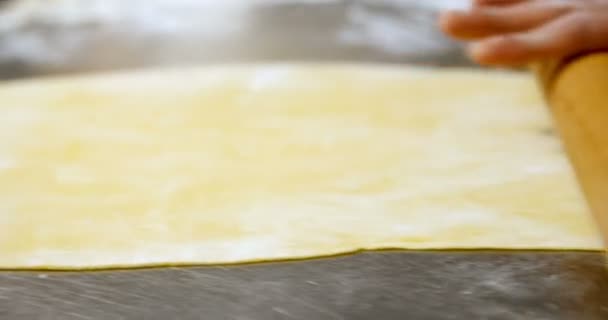 Gros Plan Sur Pâte Rouler Mâle Boulanger Dans Boulangerie — Video