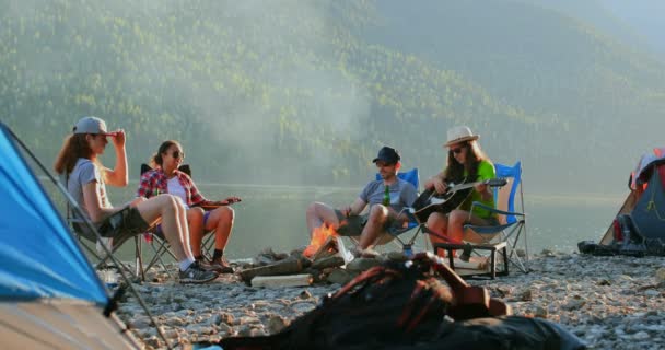 Groep Wandelaars Camping Nabij Riverside Platteland — Stockvideo