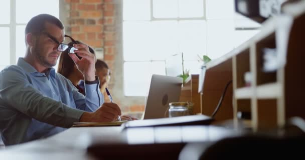 Attente Uitvoerend Werken Bij Balie Kantoor — Stockvideo