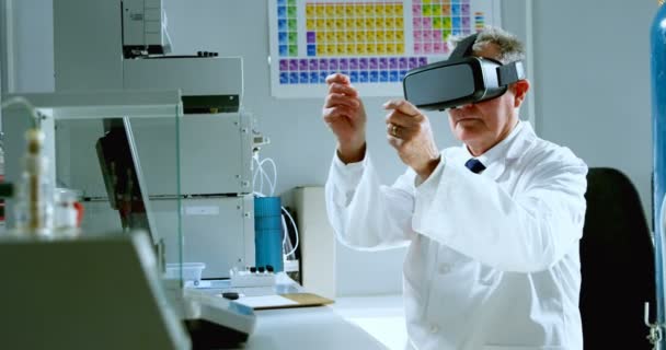 Scienziato Maschio Utilizzando Auricolare Realtà Virtuale Laboratorio — Video Stock