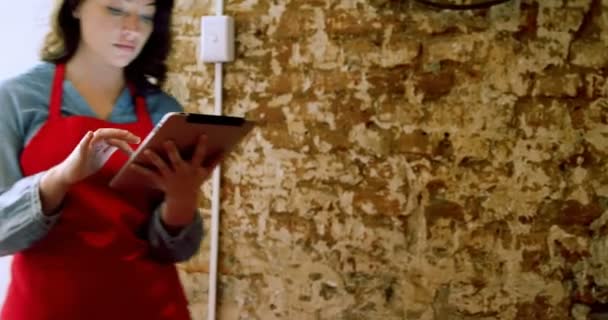 ベーカリー ショップ デジタル タブレットを使用して美しい女性 ベイカー — ストック動画