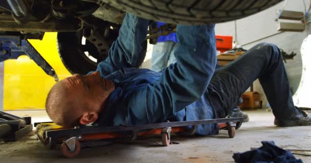 Mecánico Examinando Coche Garaje Reparación — Vídeos de Stock