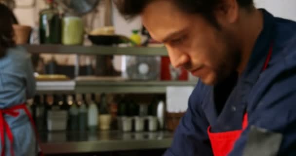 男性のパン屋パン屋 で生地を圧延の側面図 — ストック動画