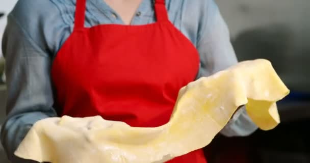 美丽的女面包师拿着面团在面包店4K — 图库视频影像