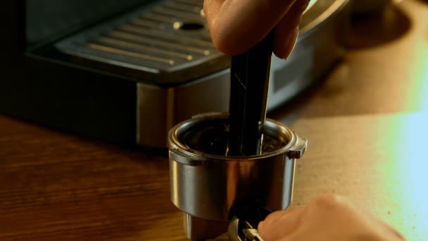Närbild Stampande Kaffe Portafiltret — Stockvideo