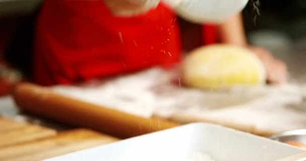 Boulanger Mâle Femelle Interagissant Tout Travaillant Ensemble Dans Boulangerie — Video