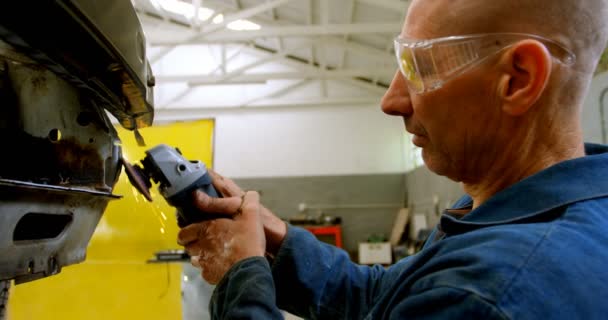 修理车库4K 的汽车机械使用磨床 — 图库视频影像
