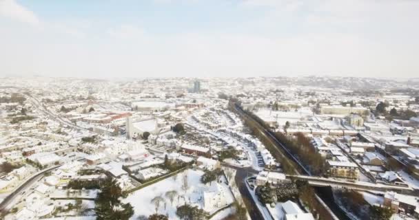 Flygfoto Över Snö Täckte Staden Vintern — Stockvideo