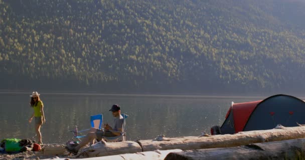 Pareja Camping Cerca Riverside Campo — Vídeos de Stock