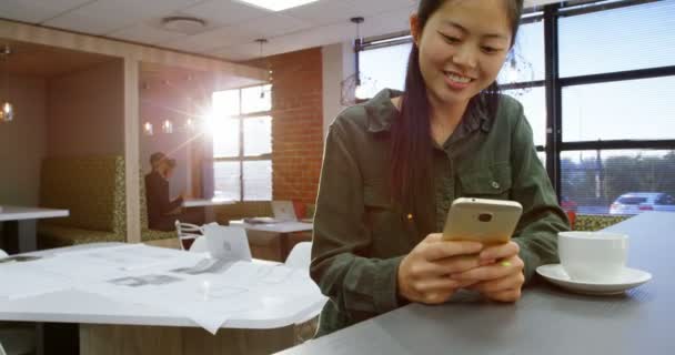 Ejecutiva Femenina Usando Teléfono Móvil Mientras Toma Café Cafetería Oficina — Vídeo de stock