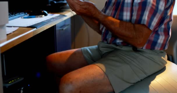 Hombre Mayor Usando Teléfono Móvil Casa — Vídeos de Stock