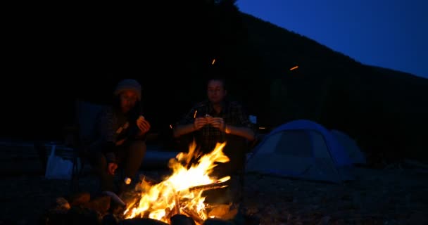 Hiker Couple Eating Food Campfire Countryside — Stock Video