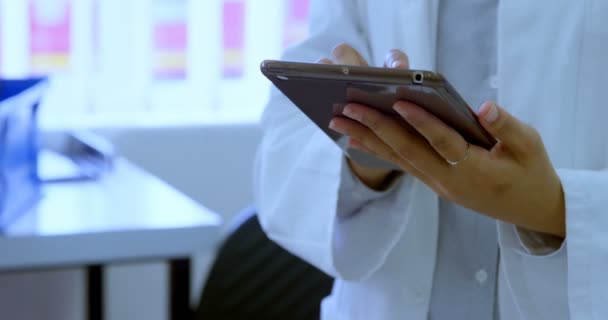 Tecnico Laboratorio Che Utilizza Tablet Digitale Banca Del Sangue — Video Stock