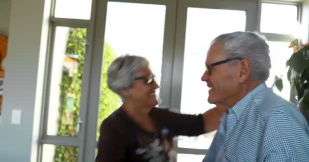 Романтична Старша Пара Танцює Вдома — стокове відео