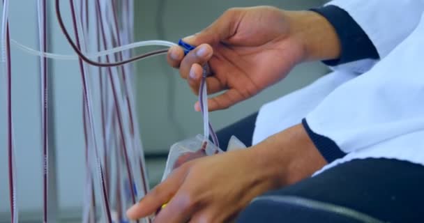 Close Técnico Laboratório Analisando Saco Sangue — Vídeo de Stock