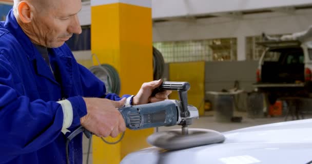 Mechaniker Poliert Auto Mit Schleifer Werkstatt — Stockvideo