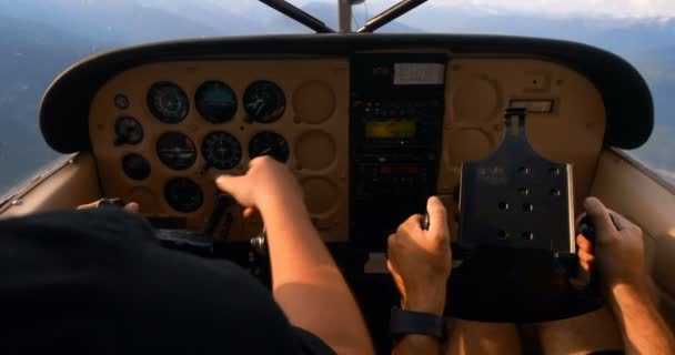 Pilotos Voando Aeronaves Privadas Cockpit — Vídeo de Stock