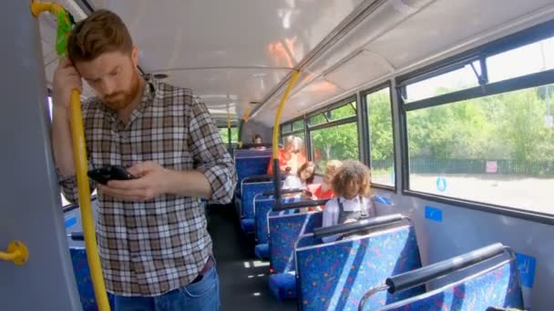 Άνθρωπος Χρησιμοποιεί Κινητό Τηλέφωνο Ενώ Ταξιδεύετε Στο Σύγχρονο Λεωφορείο — Αρχείο Βίντεο