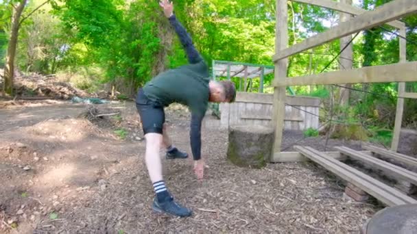 Güneşli Bir Günde Önyükleme Kampında Egzersiz Adam Uygun — Stok video