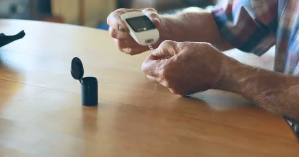 Senior Mann Überprüft Blutzucker Auf Glukometer Hause — Stockvideo