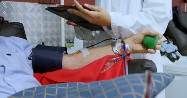 Médico Revisando Hombre Mayor Donando Sangre Banco Sangre — Vídeo de stock