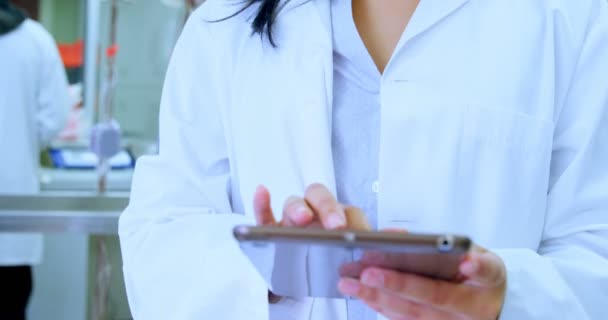 Kan Bankası Dijital Tablet Kullanarak Laboratuvar Teknisyeni — Stok video