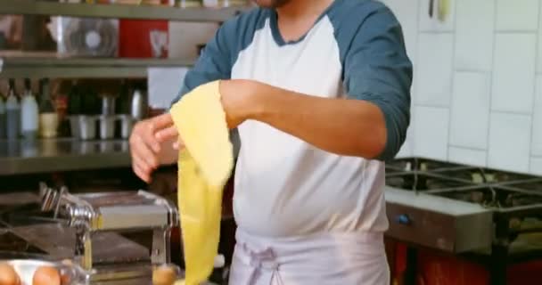 Panadero Masculino Atento Preparación Pasta Panadería — Vídeos de Stock