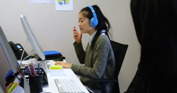 Führungskräfte Interagieren Computer Büro — Stockvideo