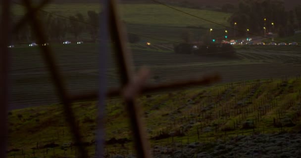 汽车灯日落时的电动塔架 — 图库视频影像