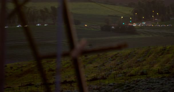 Cadre Pylône Électrique Contre Bokeh Des Lumières Véhicule Coucher Soleil — Video