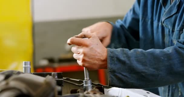 Mecánico Examinando Coche Garaje Reparación — Vídeo de stock