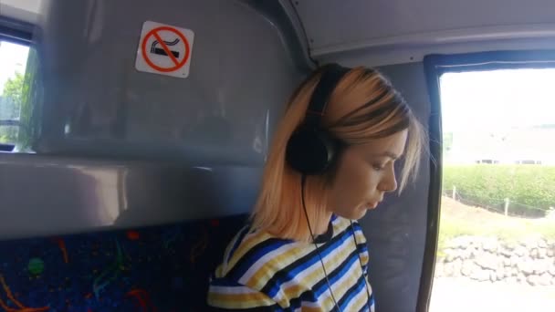 Vista Lateral Chica Escuchando Música Autobús — Vídeos de Stock