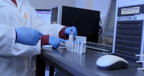 Zijaanzicht Van Artsen Onderzoeken Bloedplasma Bloedbank — Stockvideo
