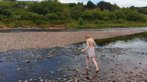 Mujer Caminando Cerca Orilla Del Río — Vídeos de Stock