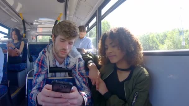 Pareja Joven Usando Teléfono Móvil Autobús — Vídeo de stock