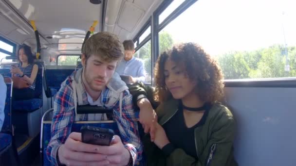 Pareja Joven Usando Teléfono Móvil Autobús — Vídeos de Stock