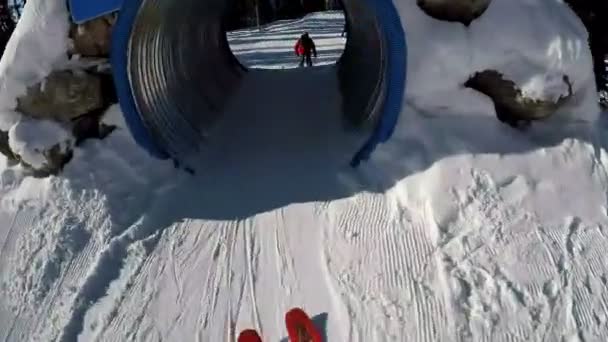 雪に覆われた丘を下ってスキー スキーヤーのグループ — ストック動画