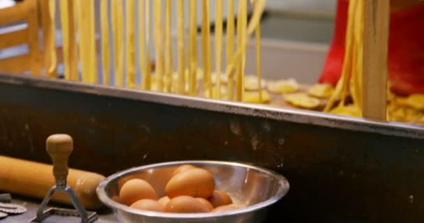 Panadero Masculino Que Arregla Pasta Estante Pasta Panadería — Vídeos de Stock