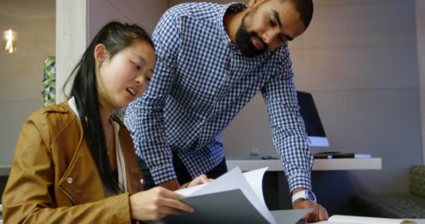 Dirigeants Attentifs Discutant Sur Document Dans Cafétéria Bureau — Video